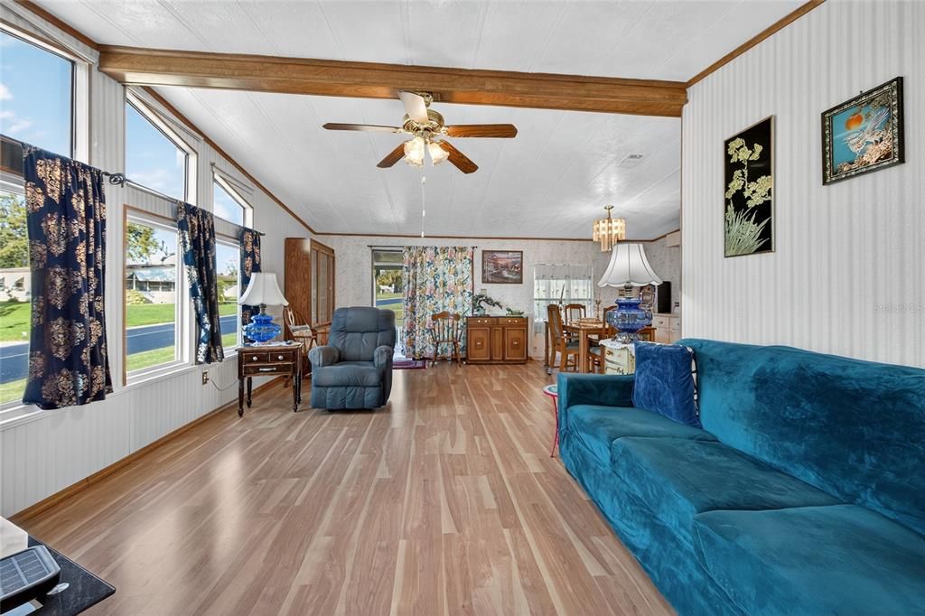 На продажу: $138,900 (2 спален, 2 ванн, 1124 Квадратных фут)