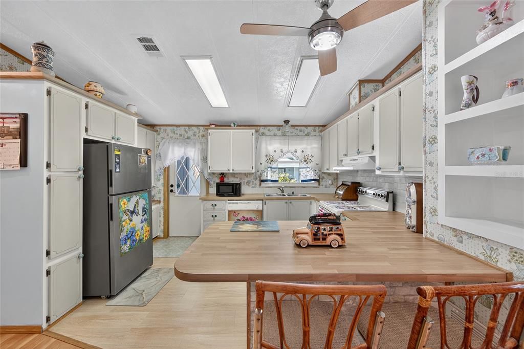 На продажу: $138,900 (2 спален, 2 ванн, 1124 Квадратных фут)