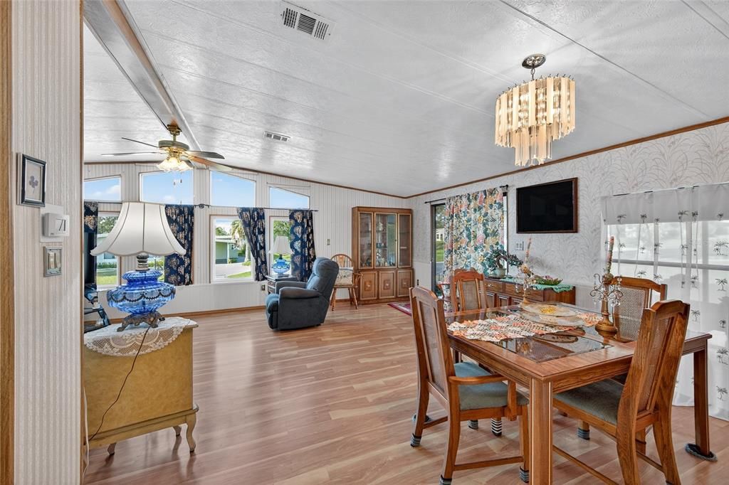 На продажу: $138,900 (2 спален, 2 ванн, 1124 Квадратных фут)