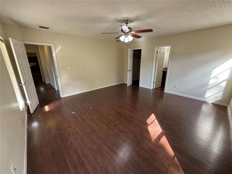 Под контрактом: $299,900 (3 спален, 3 ванн, 1808 Квадратных фут)