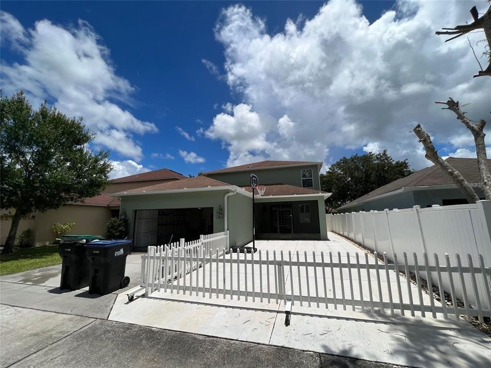For Rent: $2,850 (5 beds, 2 baths, 2829 Square Feet)