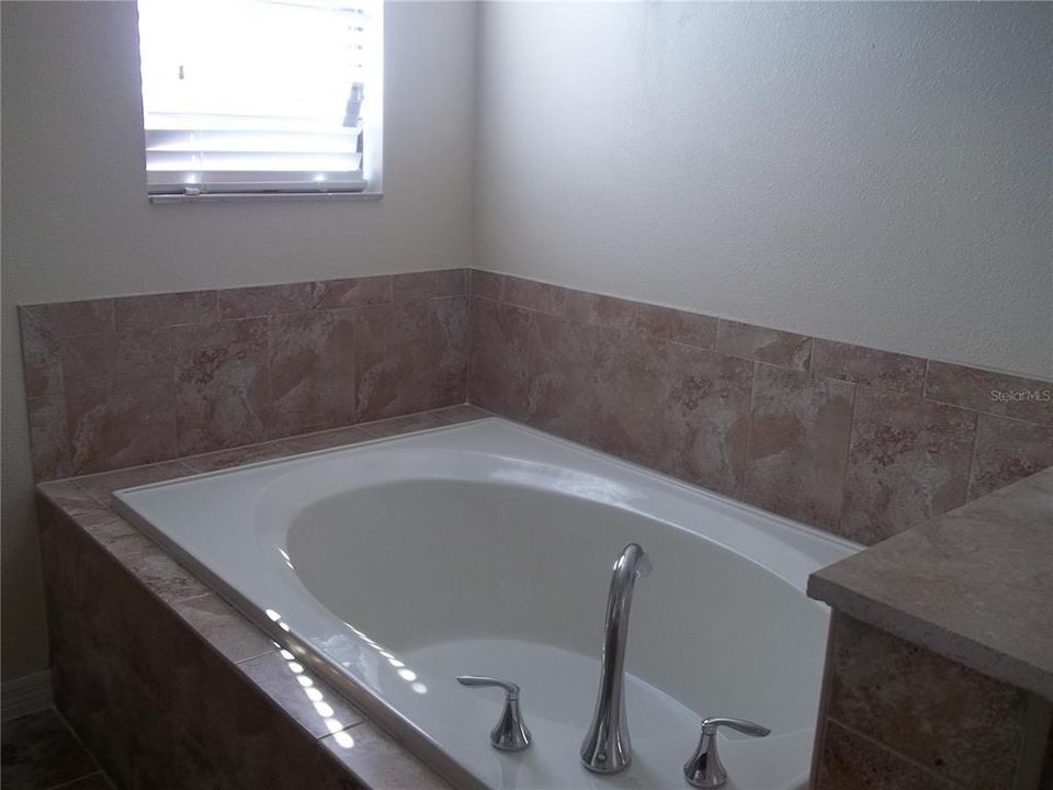 For Rent: $2,500 (4 beds, 2 baths, 2440 Square Feet)