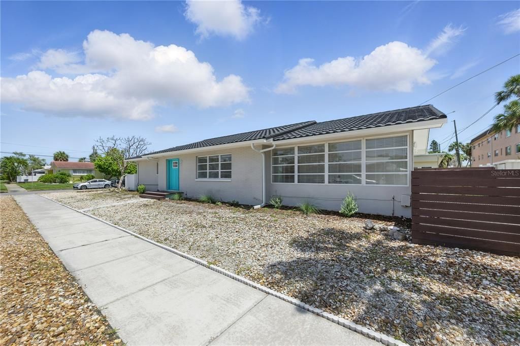 出租: $4,000 (2 贝兹, 2 浴室, 1494 平方英尺)