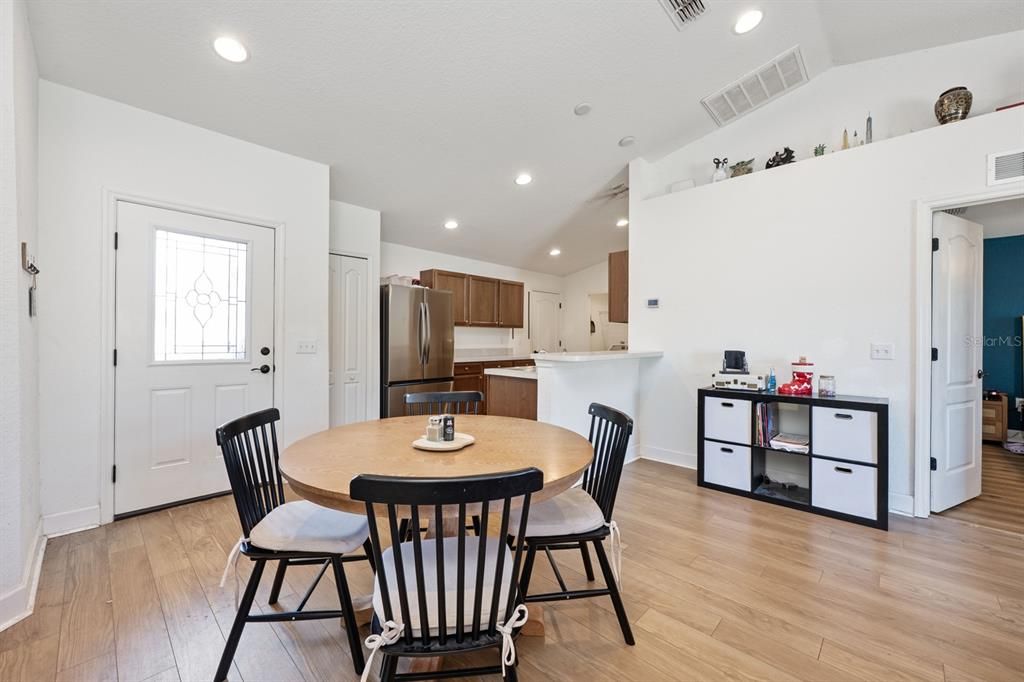 Active With Contract: $239,900 (3 beds, 2 baths, 1184 Square Feet)