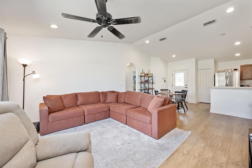 Active With Contract: $239,900 (3 beds, 2 baths, 1184 Square Feet)