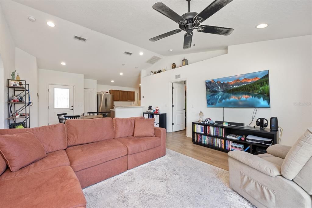 Active With Contract: $239,900 (3 beds, 2 baths, 1184 Square Feet)