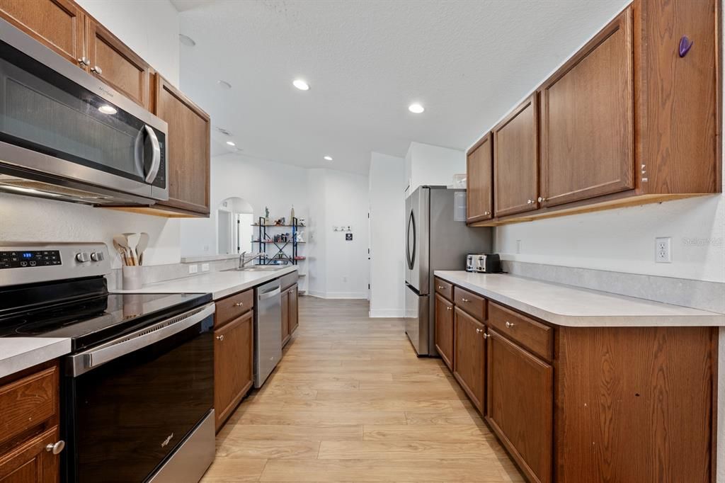 Active With Contract: $239,900 (3 beds, 2 baths, 1184 Square Feet)