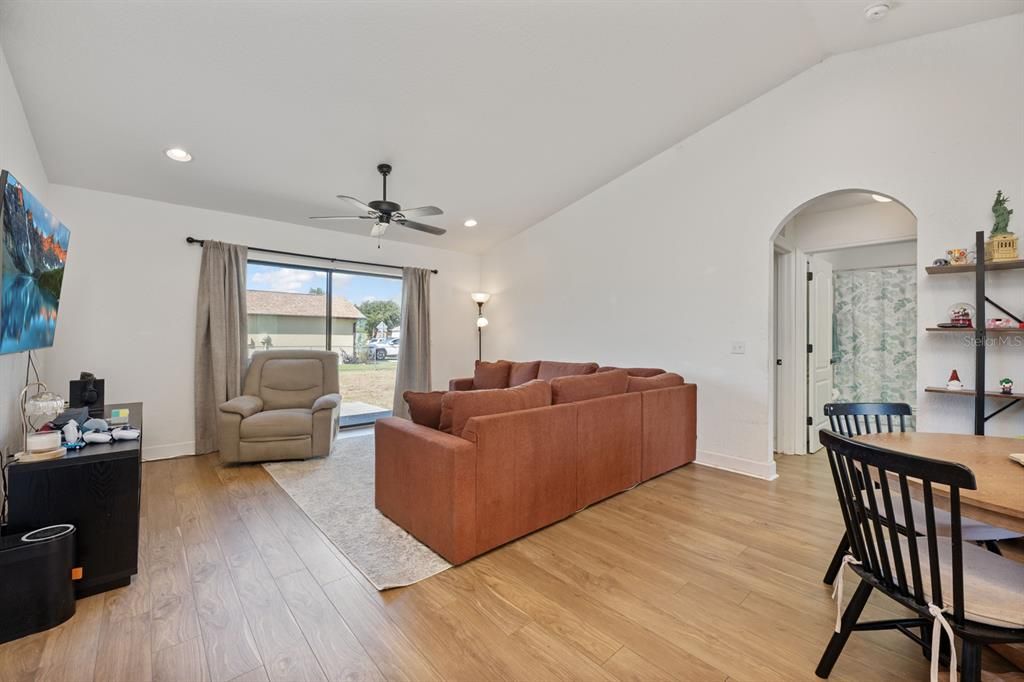 Active With Contract: $239,900 (3 beds, 2 baths, 1184 Square Feet)