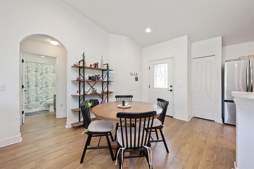 Active With Contract: $239,900 (3 beds, 2 baths, 1184 Square Feet)