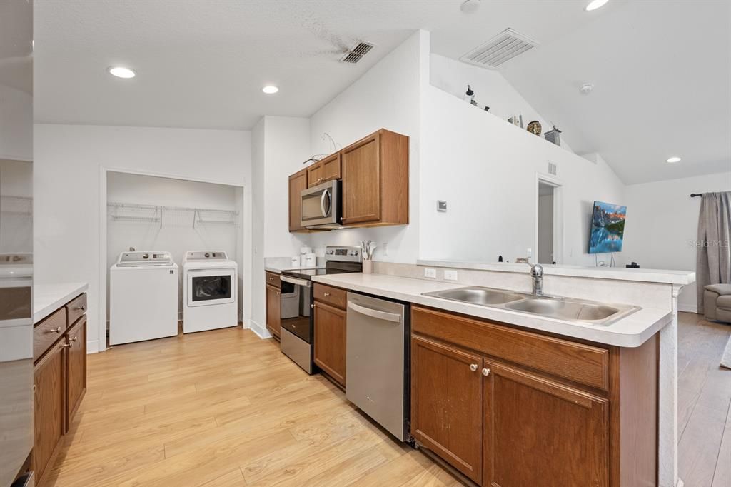 Active With Contract: $239,900 (3 beds, 2 baths, 1184 Square Feet)