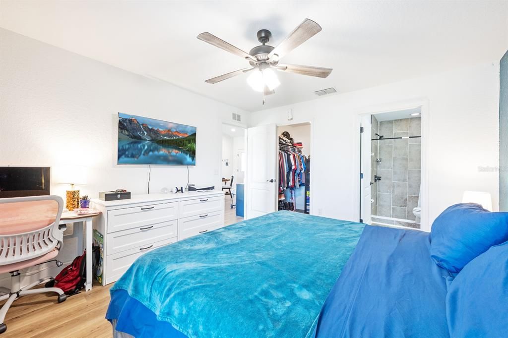 Active With Contract: $239,900 (3 beds, 2 baths, 1184 Square Feet)