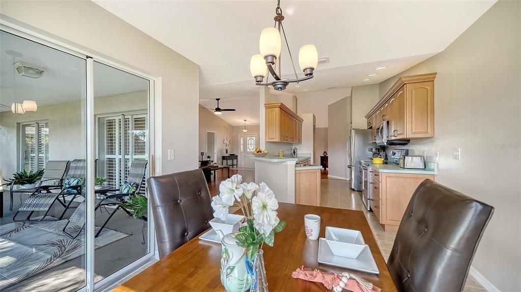 合同活跃: $399,000 (3 贝兹, 2 浴室, 1827 平方英尺)