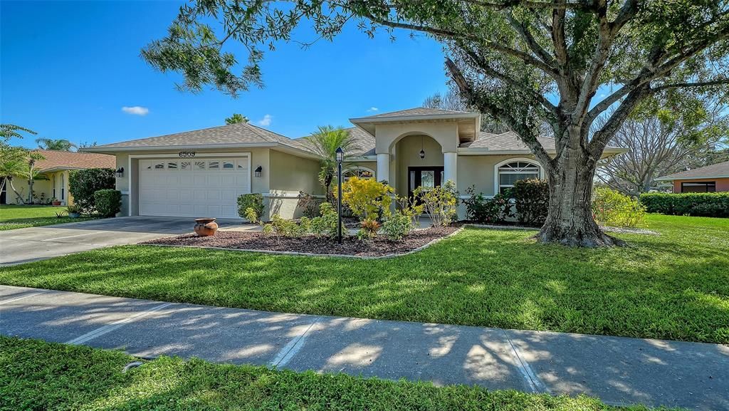 合同活跃: $399,000 (3 贝兹, 2 浴室, 1827 平方英尺)