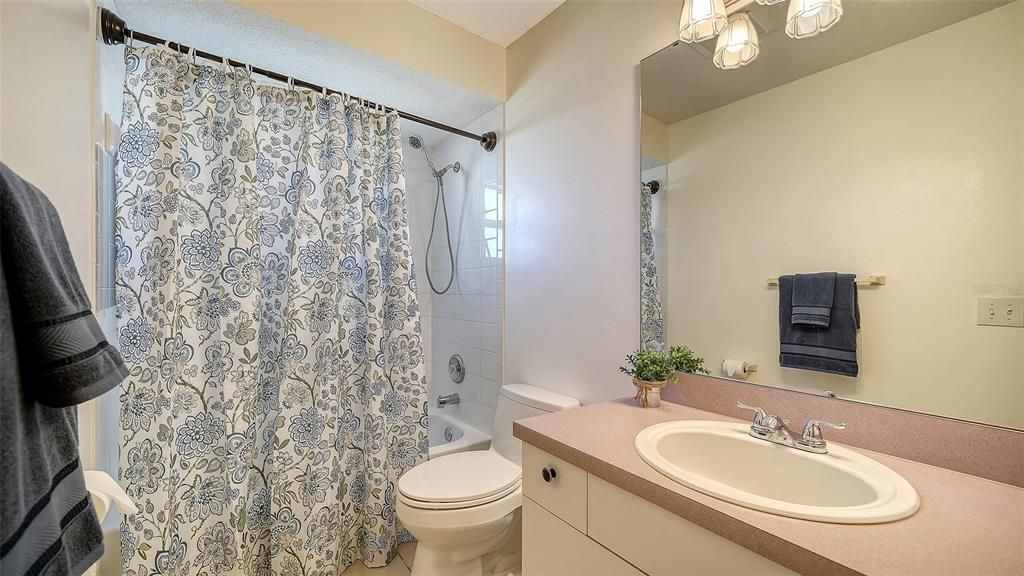 合同活跃: $399,000 (3 贝兹, 2 浴室, 1827 平方英尺)