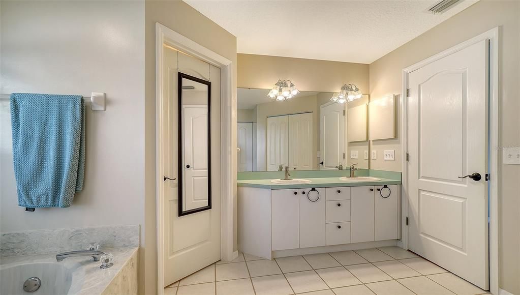 合同活跃: $399,000 (3 贝兹, 2 浴室, 1827 平方英尺)