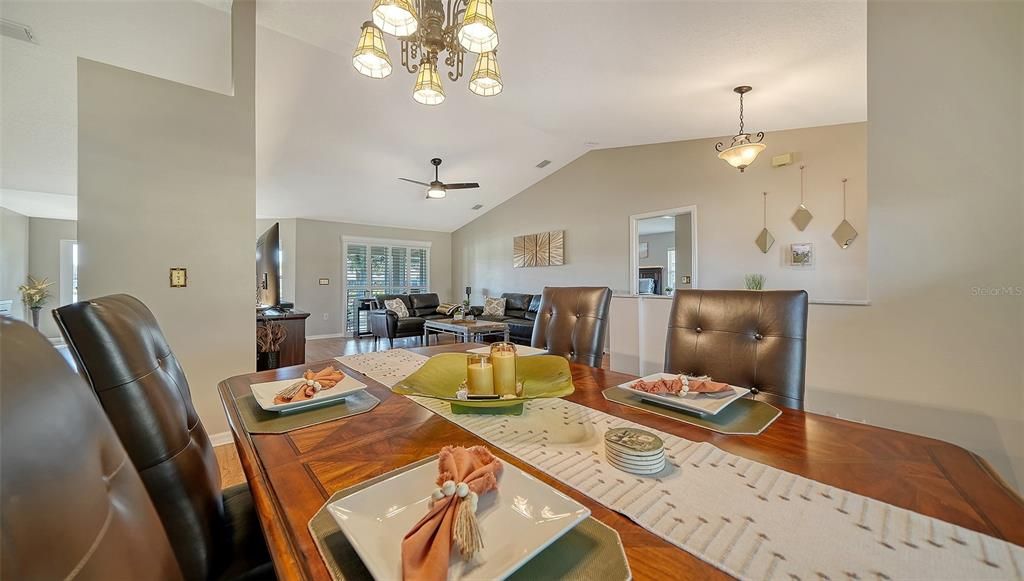 合同活跃: $399,000 (3 贝兹, 2 浴室, 1827 平方英尺)