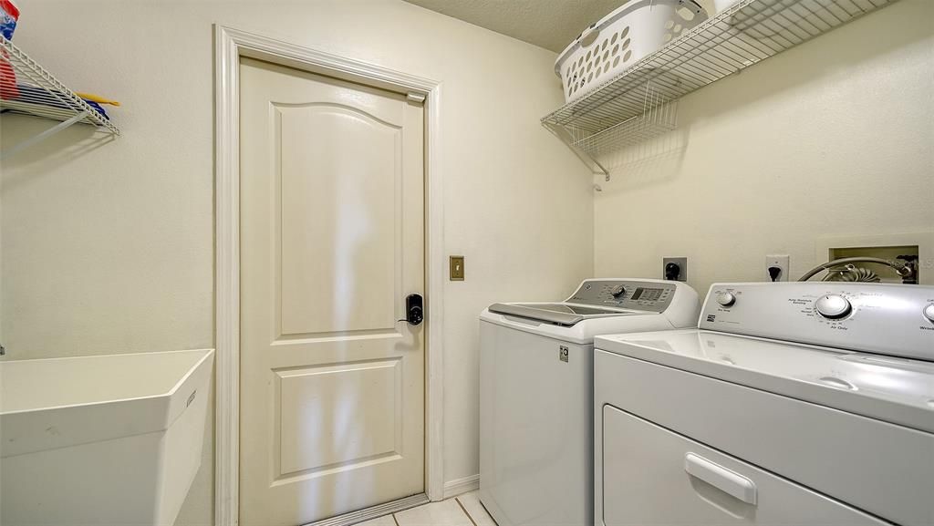 合同活跃: $399,000 (3 贝兹, 2 浴室, 1827 平方英尺)