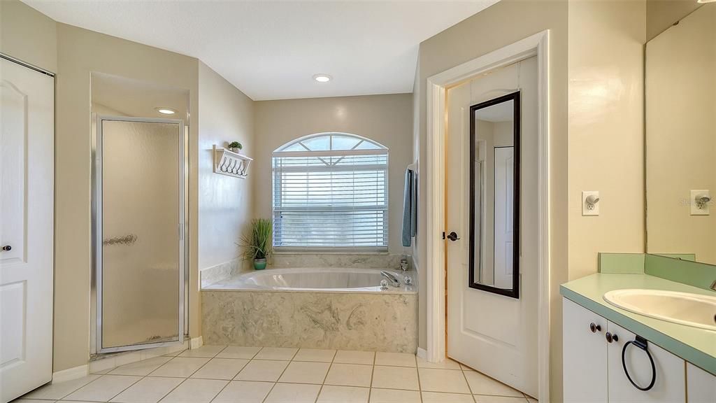 合同活跃: $399,000 (3 贝兹, 2 浴室, 1827 平方英尺)