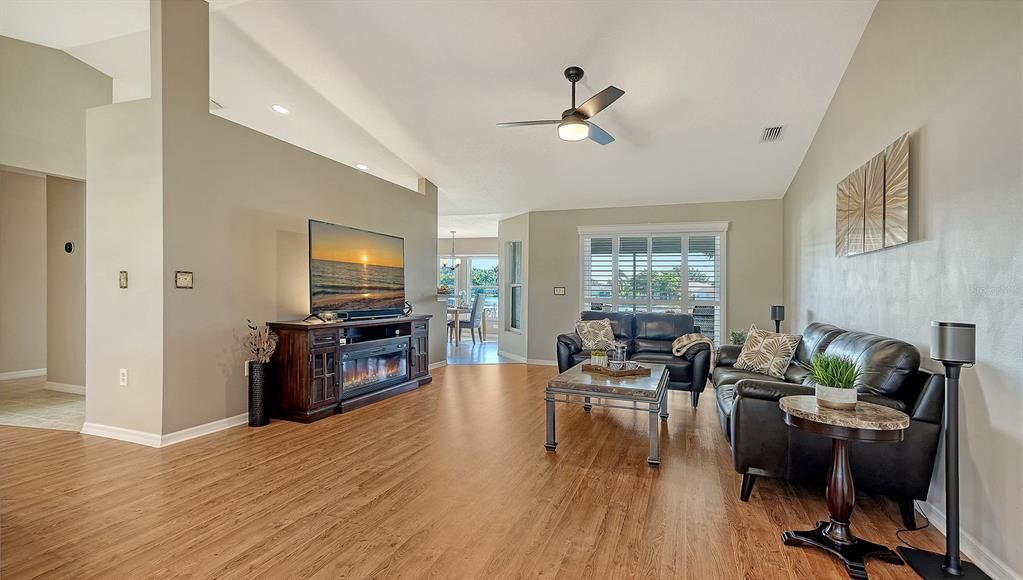 合同活跃: $399,000 (3 贝兹, 2 浴室, 1827 平方英尺)