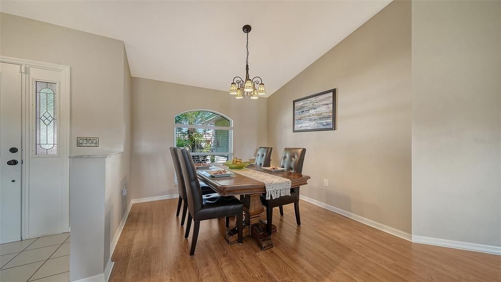 合同活跃: $399,000 (3 贝兹, 2 浴室, 1827 平方英尺)