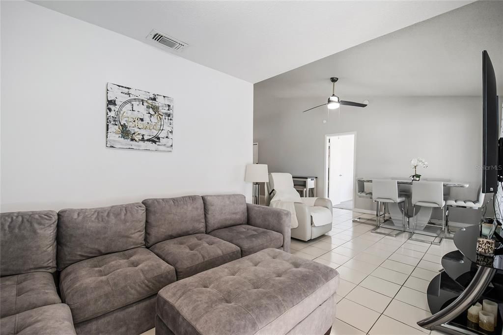 Activo con contrato: $299,900 (3 camas, 2 baños, 1232 Pies cuadrados)