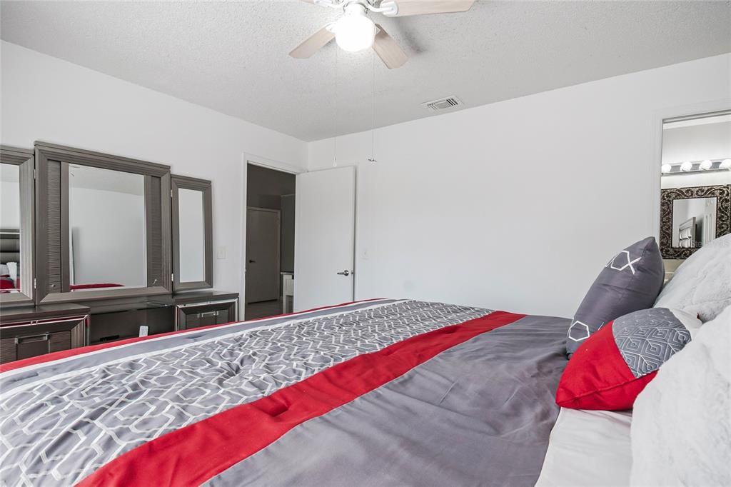 Activo con contrato: $299,900 (3 camas, 2 baños, 1232 Pies cuadrados)