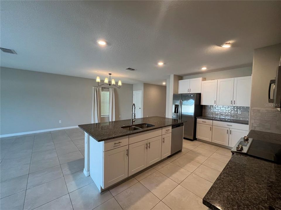 For Rent: $2,700 (6 beds, 3 baths, 2578 Square Feet)