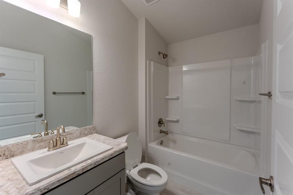 待售: $304,000 (4 贝兹, 2 浴室, 1820 平方英尺)