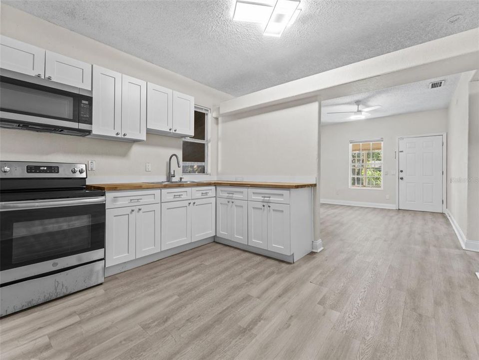 For Rent: $1,999 (4 beds, 2 baths, 1691 Square Feet)