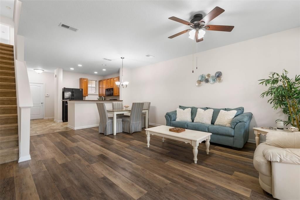 Active With Contract: $239,000 (2 beds, 2 baths, 1420 Square Feet)