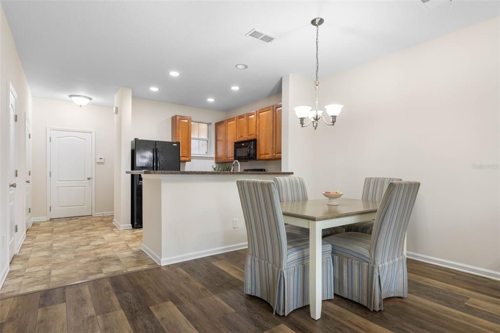 Active With Contract: $239,000 (2 beds, 2 baths, 1420 Square Feet)