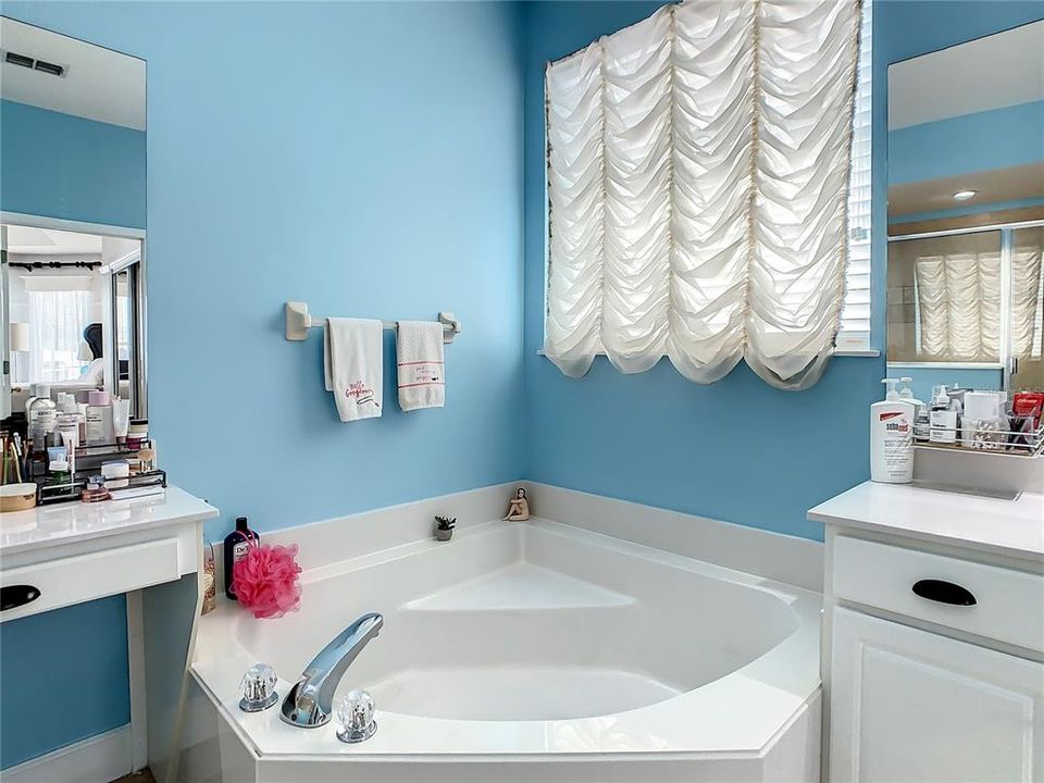 待售: $565,000 (5 贝兹, 3 浴室, 3560 平方英尺)