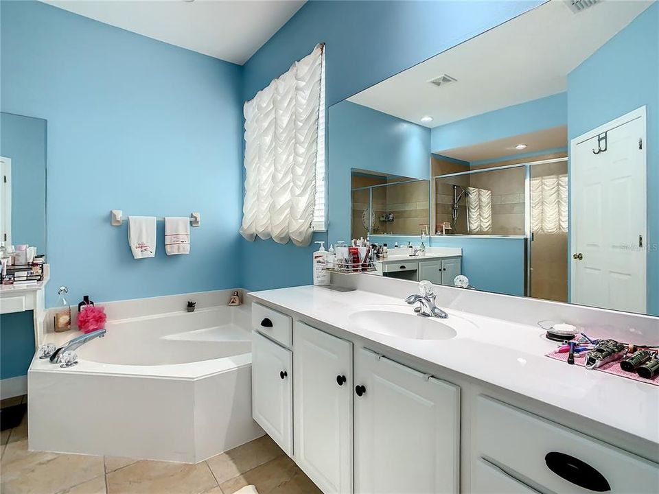 待售: $565,000 (5 贝兹, 3 浴室, 3560 平方英尺)