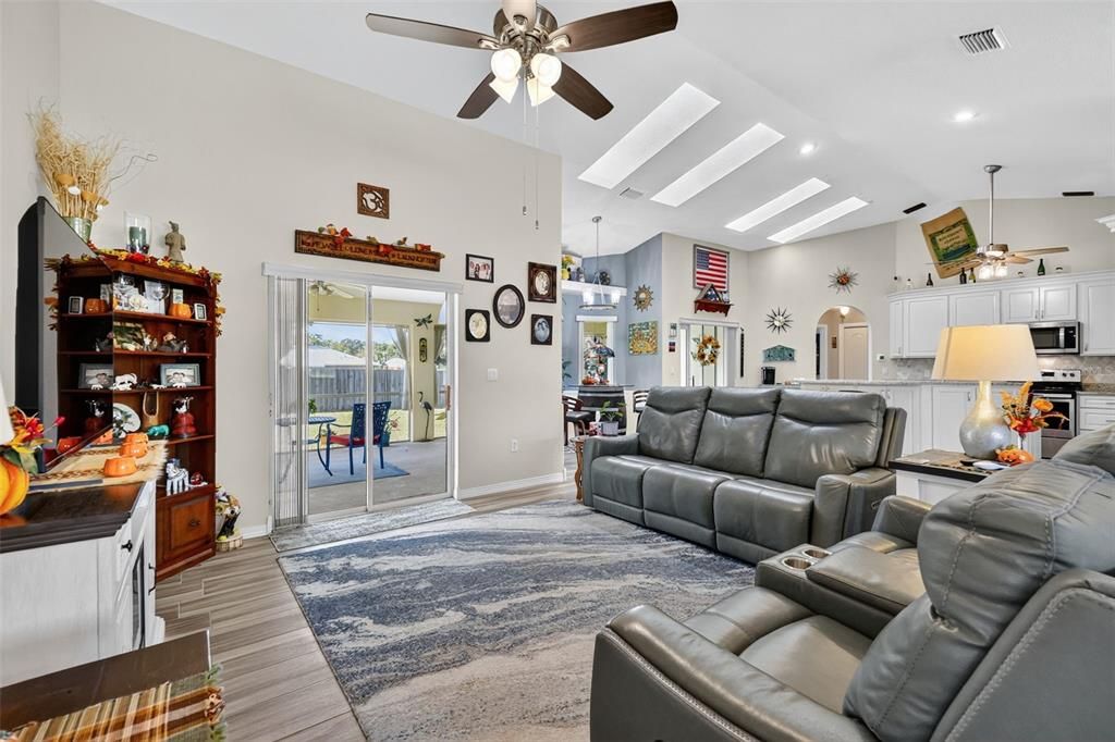 For Sale: $345,000 (3 beds, 2 baths, 1827 Square Feet)