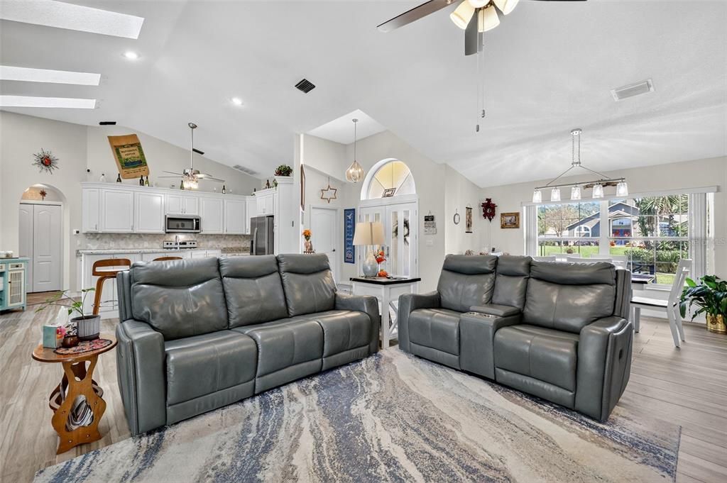 For Sale: $345,000 (3 beds, 2 baths, 1827 Square Feet)