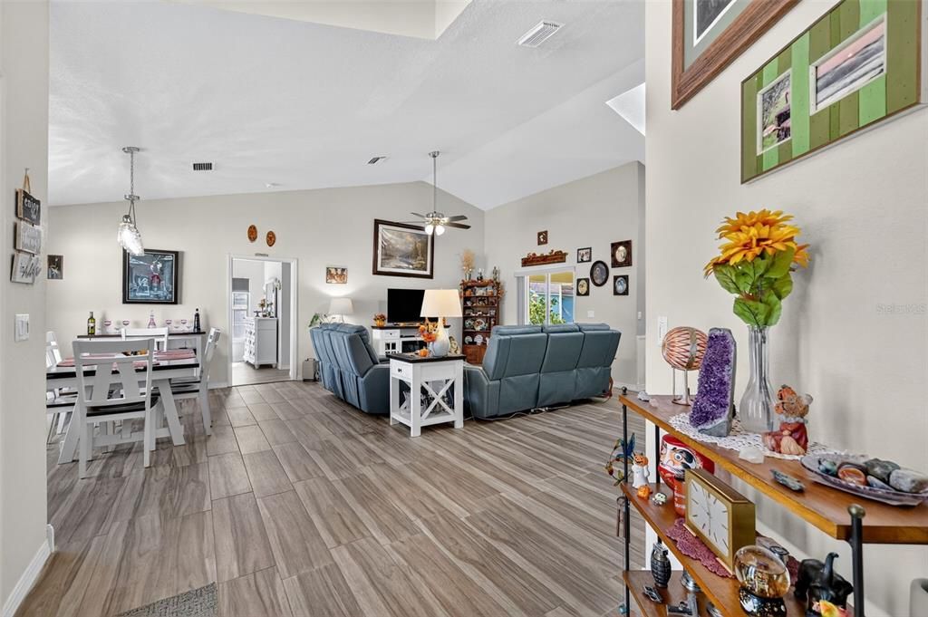 For Sale: $345,000 (3 beds, 2 baths, 1827 Square Feet)