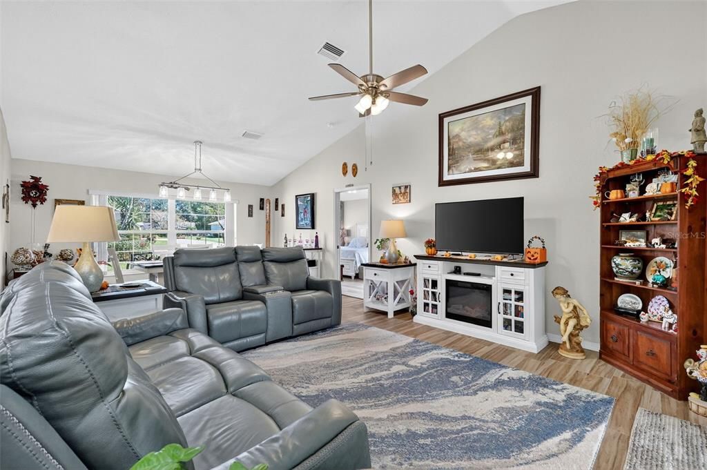 For Sale: $345,000 (3 beds, 2 baths, 1827 Square Feet)