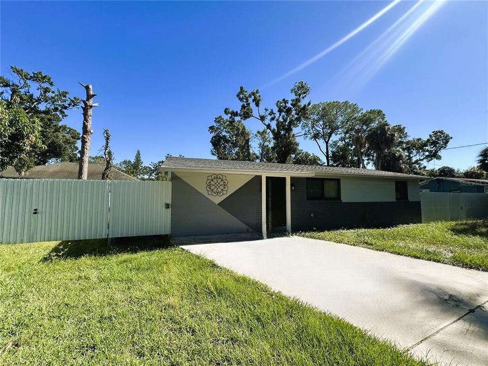 For Sale: $349,000 (2 beds, 1 baths, 686 Square Feet)