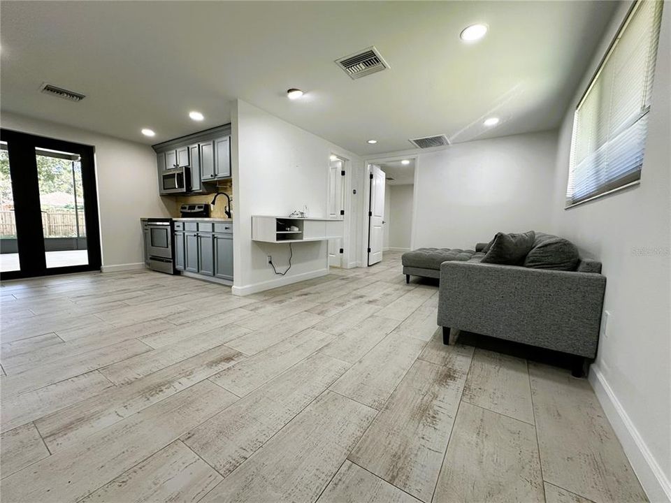 For Sale: $349,000 (2 beds, 1 baths, 686 Square Feet)