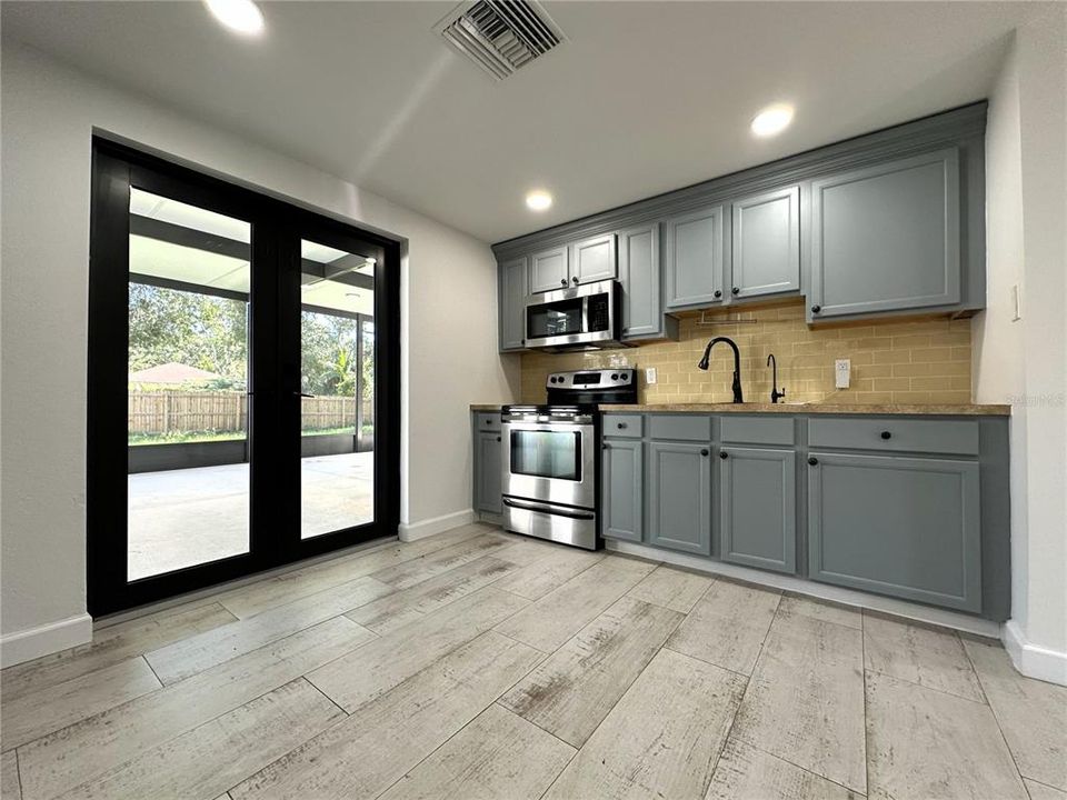 For Sale: $349,000 (2 beds, 1 baths, 686 Square Feet)