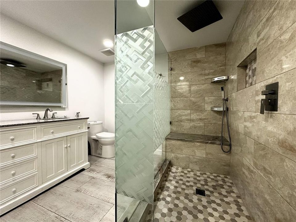 For Sale: $349,000 (2 beds, 1 baths, 686 Square Feet)