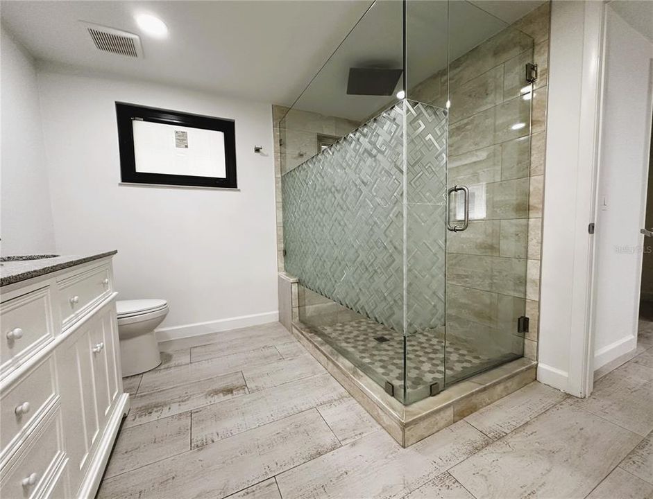 For Sale: $349,000 (2 beds, 1 baths, 686 Square Feet)