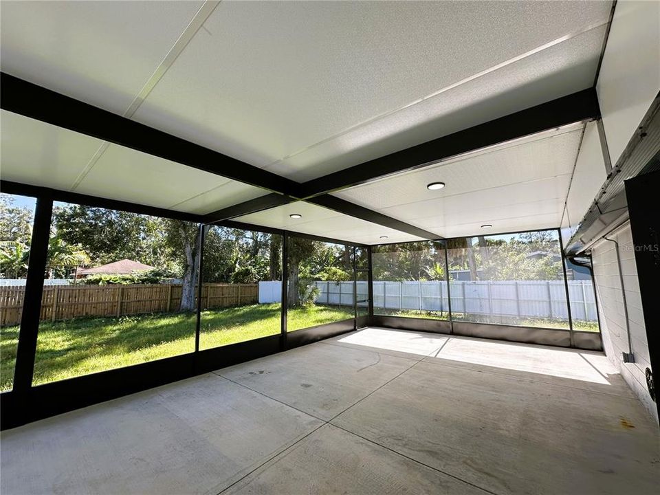 For Sale: $349,000 (2 beds, 1 baths, 686 Square Feet)