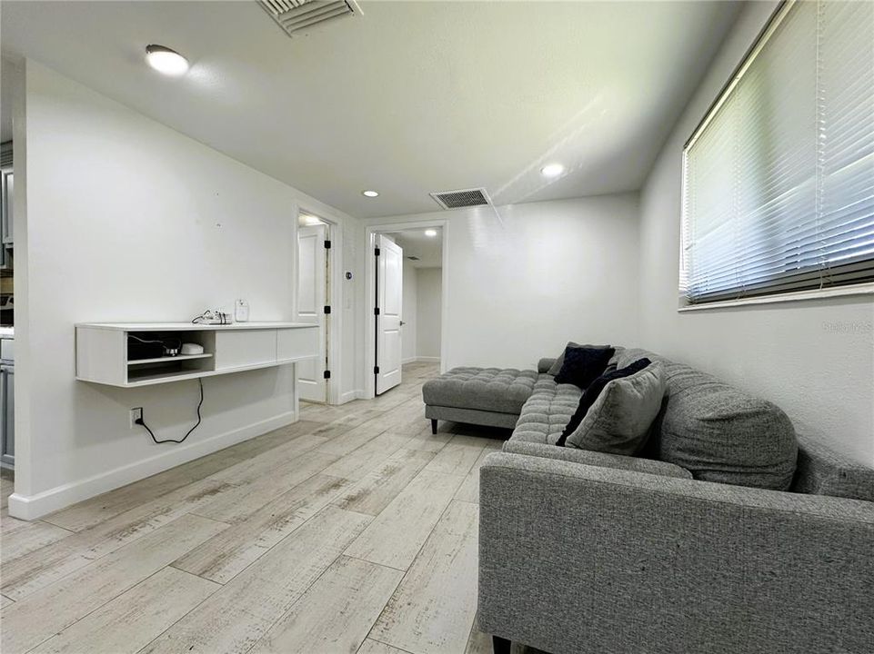 For Sale: $349,000 (2 beds, 1 baths, 686 Square Feet)