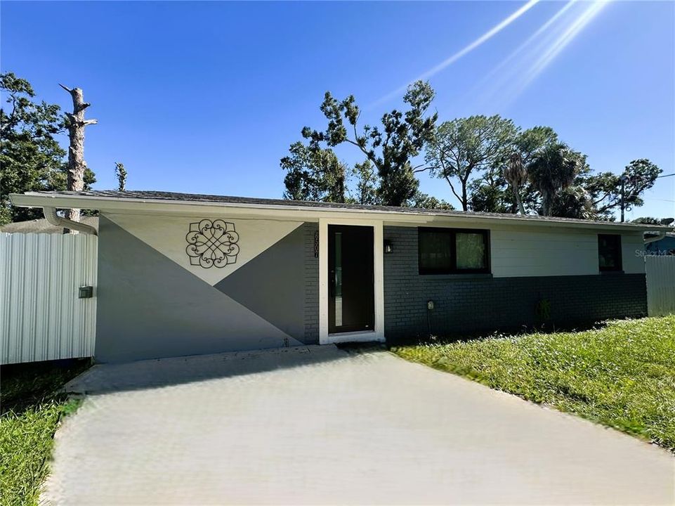 For Sale: $349,000 (2 beds, 1 baths, 686 Square Feet)