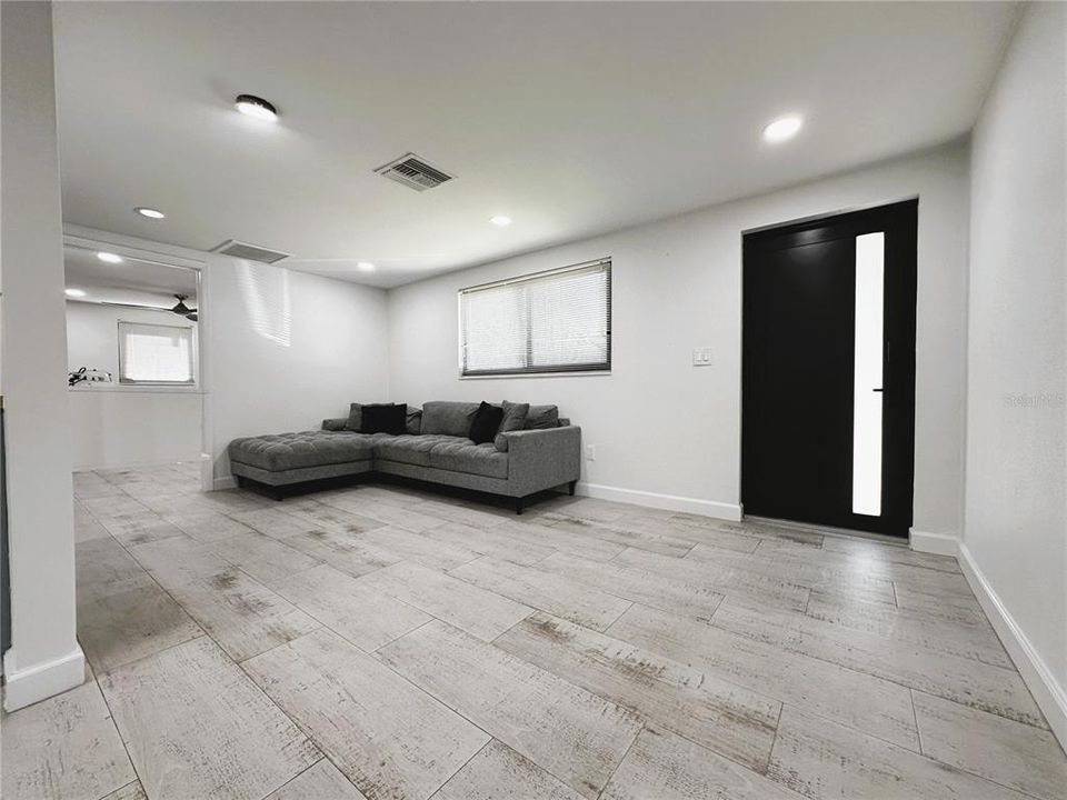 For Sale: $349,000 (2 beds, 1 baths, 686 Square Feet)