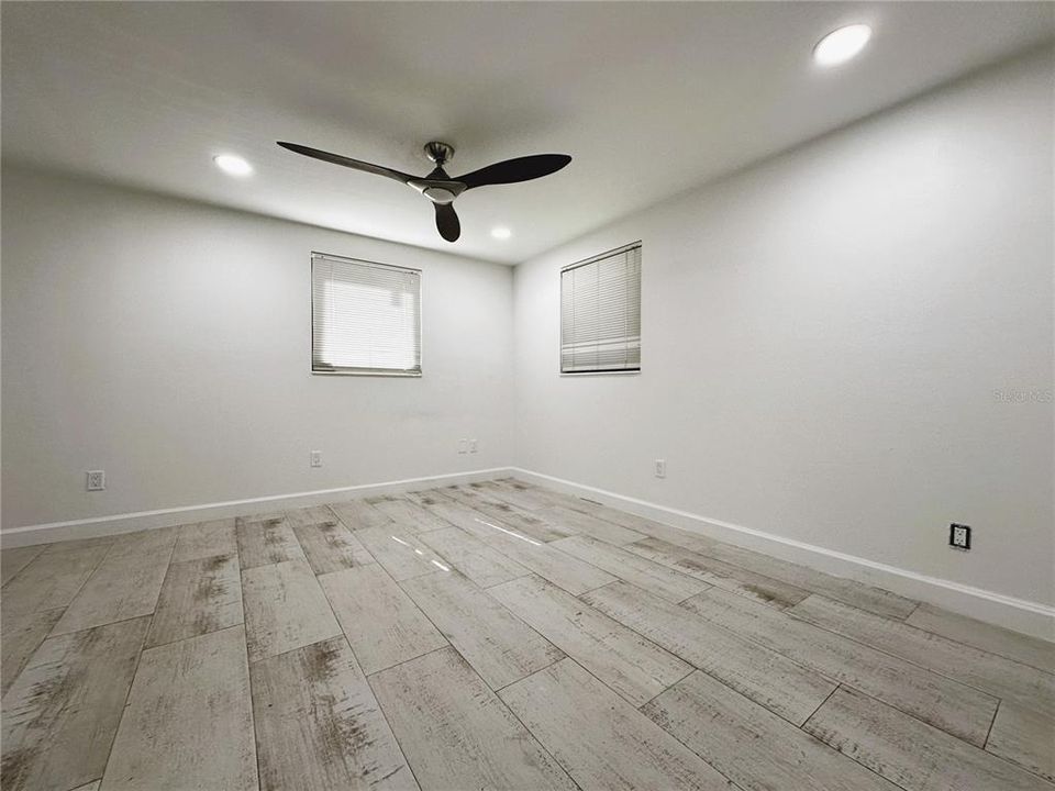 For Sale: $349,000 (2 beds, 1 baths, 686 Square Feet)