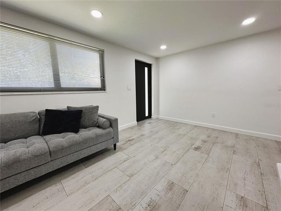 For Sale: $349,000 (2 beds, 1 baths, 686 Square Feet)