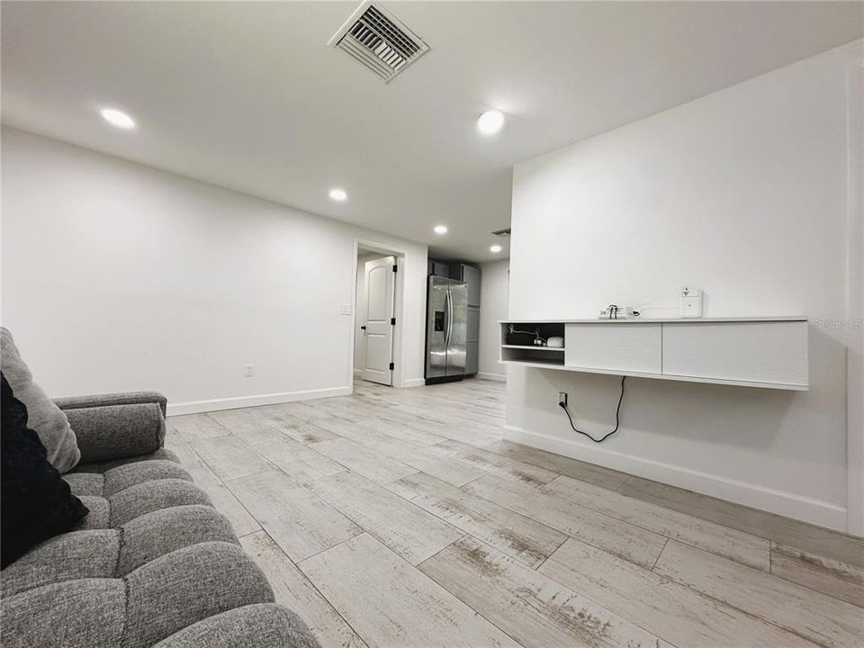 For Sale: $349,000 (2 beds, 1 baths, 686 Square Feet)