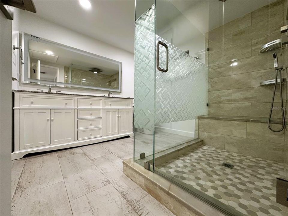 For Sale: $349,000 (2 beds, 1 baths, 686 Square Feet)